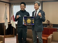 格闘技イベントTRIBELATEチャンピオン獲得を報告した寄本哲平さんと市長
