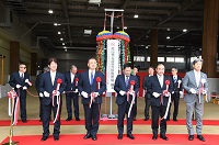 高山市公設地方卸売市場新市場竣工式でテープカットを行う市長ら