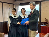 中山中学校生徒会から義援金を受領する市長