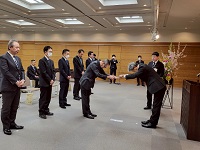 退職職員へ辞令を交付する市長