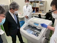 久美愛厚生病院の新規導入医療機器「PET-CT」等を視察する市長