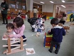 おもちゃで遊ぶ様子