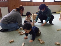 おもちゃで遊ぶ様子