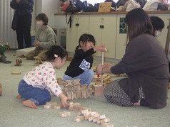 おもちゃで遊ぶ様子