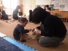 おもちゃで遊ぶ様子