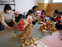 おもちゃで遊ぶ様子