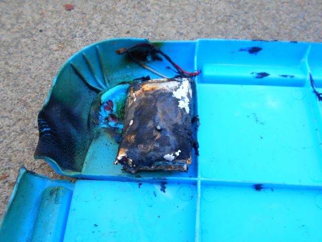 発火したリチウムイオン電池により溶けたプラスチックの写真