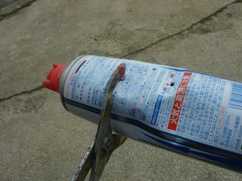 市販の穴あけ器でスプレー缶に穴をあけている画像