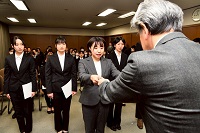 新規採用職員に辞令を交付する市長