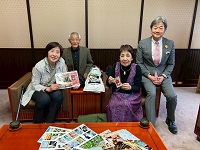 アップリケ作家の和田操さんらと記念撮影