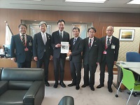 国定勇人国土交通大臣政務官に対し道路除雪費内示に関する面談を行った市長ら