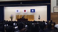 日枝中学校入学式で祝辞を述べる市長