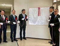 中日本高速道路高山工事事務所看板の徐幕を行う市長ら