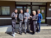 高山でLIVEを行うPERSONZメンバーとの記念撮影