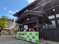 FMラジオ番組「春の高山祭」生放送番組に出演する市長