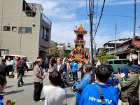 ケーブルテレビ「春の高山祭」生放送番組に出演する市長