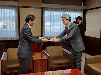 赤岩優高山民謡連合会会長から全国民謡大会開催時チャリティー募金の寄附を受領する市長