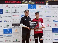 「Player of the Match」選手とともに記念撮影