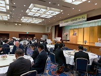 JA飛騨ミート畜産流通フォーラムであいさつする市長