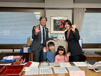 市長と面談を行った市民のみなさんと市長席で記念撮影