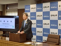 定例記者会見を行う市長