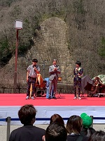ひらゆさくら祭で「流れ星☆」のお二人と歓談する市長
