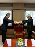自衛官募集相談員の新家さんへ委嘱状を授与する市長