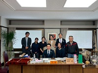 市立西小学校PTA役員のみなさんと市長席で記念撮影