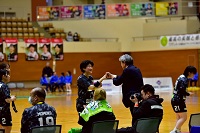 試合終了後の小川選手を称賛する市長