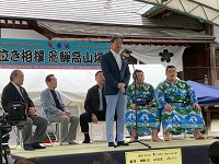泣き相撲飛騨高山場所開会式であいさつする市長
