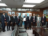 中部縦貫自動車道建設促進長野・岐阜連絡協議会による要望書を吉岡幹夫国土交通事務次官へ手交する市長ら