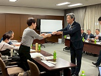 市国民健康保険運営協議会委員へ委嘱状を交付する市長