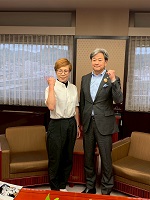 全日本都道府県対抗女子剣道優勝大会に出場する青豆浩子さんと激励のガッツポーズをする市長
