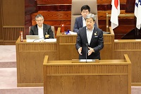 市議会定例会一般質問の答弁を行う市長