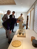茶道体験施設「風光ル」を視察する市長ら