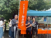 輪島朝市組合の方と能登半島ポーズで記念撮影