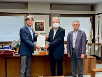 国民健康保険料率に関する答申書を受領する市長