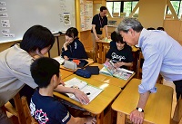 荘川さくら学園の7・8年生英語科授業を見学する市長