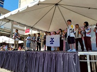サクラ祭りに参加する市長ら