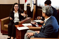 協力交流研修員のダニエラさんと面談する市長