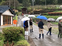 国府町の農業法人の現地視察を行う市長