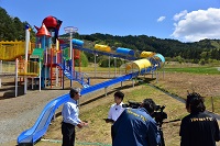 リニューアルした原山市民公園でケーブルテレビの収録を行う市長