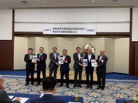 県議会議員と各団体の要望書を手交した飛騨地域三市一村の首長ら