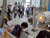 磐田市新造形創造館を視察する東海市長会の市長ら