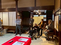 「受け継がれる空間の美学-高山 篠田桃紅と吉島家」を鑑賞する市長
