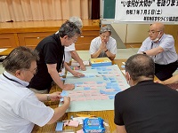 町内別のワークショップに参加する市長