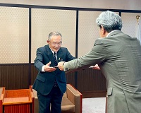川上実前市国民健康保険運営協議会会長へ感謝状を贈呈する市長