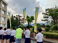 松倉中生徒らとともに啓発活動を行う市長