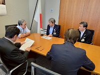 森昌文内閣総理大臣補佐官と緊急自然災害防止対策事業制度拡充に関する面談を行う市長ら