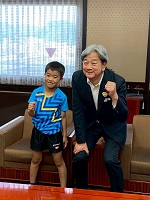全農杯全日本卓球選手権大会に出場する新宮小学校の直井日々翔さんを激励する市長